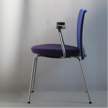 Thonet vergaderstoel paars Thonet vergaderstoel paars