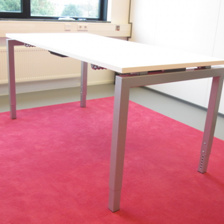 Kwadrant bureau 160 x 80 cm met aluminium frame