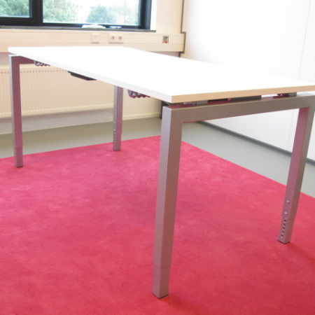 Kwadrant bureau 160 x 80 cm met aluminium frame Kwadrant bureau 160 x 80 cm met aluminium frame