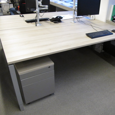 Kwadrant bureau 160 x 80 cm met zilvergrijs onderstel