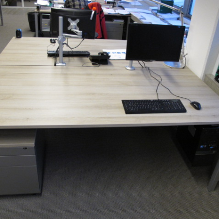 Kwadrant bureau 160 x 80 cm met zilvergrijs onderstel Kwadrant bureau 160 x 80 cm met zilvergrijs onderstel