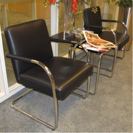 Vitra Visasoft sledestoel zwart leder Vitra Visasoft sledestoel zwart leder