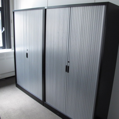 Voortman roldeurkast 195 cm hoog, zwarte romp en zilvergrijze deuren Voortman roldeurkast 195 cm hoog, zwarte romp en zilvergrijze deuren