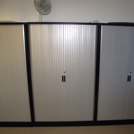 Voortman roldeurkast 195 cm hoog, zwarte romp en zilvergrijze deuren Voortman roldeurkast 195 cm hoog, zwarte romp en zilvergrijze deuren