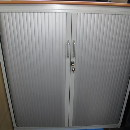 Steelcase roldeurkast 135 cm hoog zilvergrijs Steelcase roldeurkast 135 cm hoog zilvergrijs