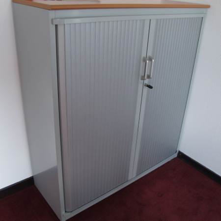 Steelcase roldeurkast 135 cm hoog zilvergrijs Steelcase roldeurkast 135 cm hoog zilvergrijs