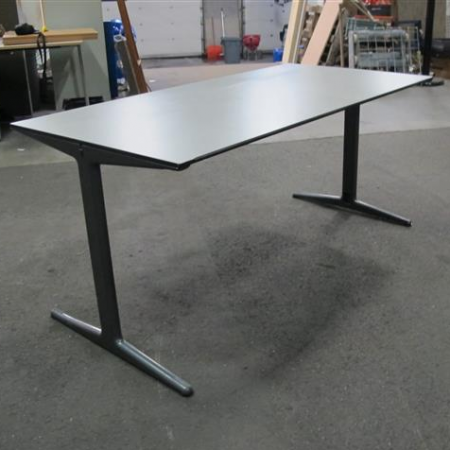 Ahrend Mehes bureau 160 x 80 cm met donkergrijs onderstel Ahrend Mehes bureau 160 x 80 cm met donkergrijs onderstel
