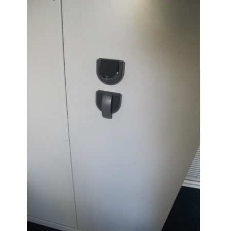 Polifer brandvertragende draaideurkast 195 cm hoog lichtgrijs Polifer brandvertragende draaideurkast 195 cm hoog lichtgrijs