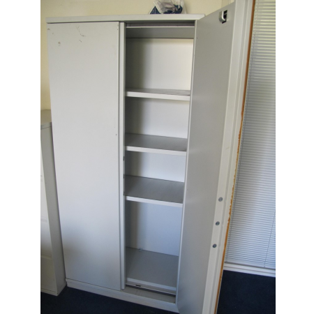 Polifer brandvertragende draaideurkast 195 cm hoog lichtgrijs Polifer brandvertragende draaideurkast 195 cm hoog lichtgrijs