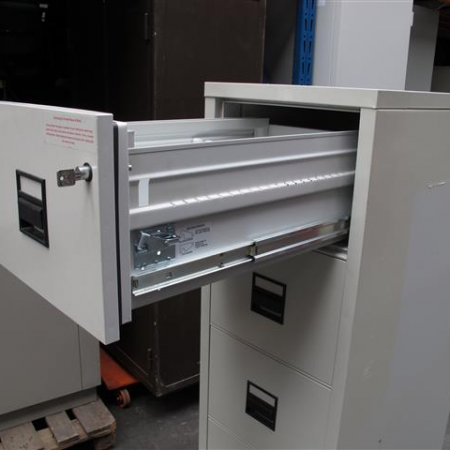Medeco 4-ladekast 135 cm hoog lichtgrijs Medeco 4-ladekast 135 cm hoog lichtgrijs