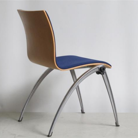 Artifort Zeno 4-pootsstoel, hout met blauwe bekleding Artifort Zeno 4-pootsstoel, hout met blauwe bekleding