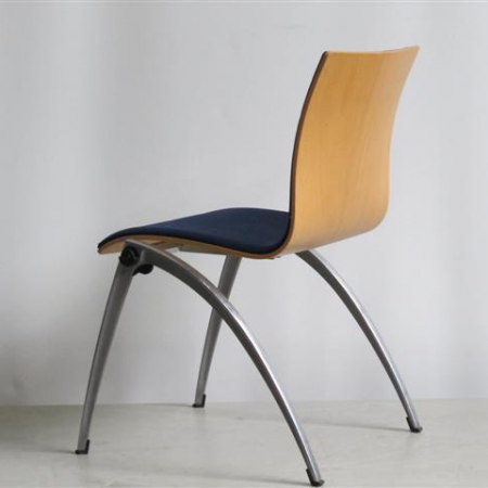 Artifort Zeno 4-pootsstoel, hout met blauwe bekleding Artifort Zeno 4-pootsstoel, hout met blauwe bekleding