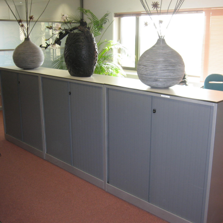Ahrend jaloeziedeurkast 135 cm zilvergrijs Ahrend jaloeziedeurkast 135 cm zilvergrijs