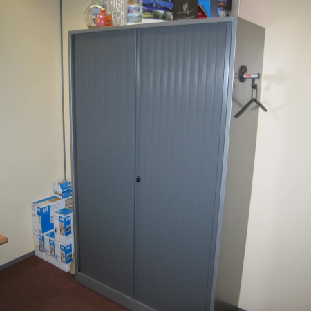 Ahrend jaloeziedeurkast 195 cm hoog grijs Ahrend jaloeziedeurkast 195 cm hoog grijs