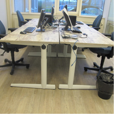 Ahrend 500 bureau met wit onderstel