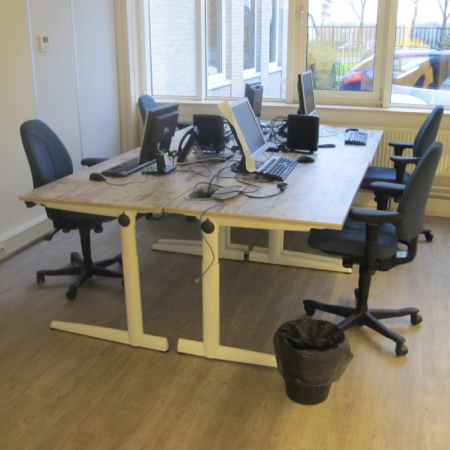 Ahrend 500 bureau met wit onderstel