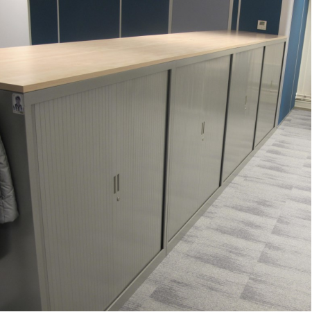 Markant roldeurkast 135 cm hoog Markant roldeurkast 135 cm hoog