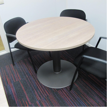 Ahrend trompetpoot tafel doorsnede 110 cm Ahrend trompetpoot tafel doorsnede 110 cm