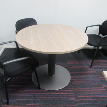 Ahrend trompetpoot tafel doorsnede 110 cm Ahrend trompetpoot tafel doorsnede 110 cm
