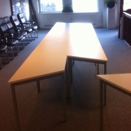 De Valk trapezium tafel wit De Valk trapezium tafel wit