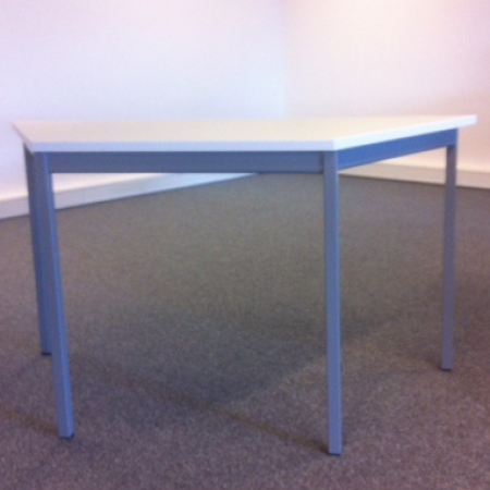 De Valk trapezium tafel wit De Valk trapezium tafel wit