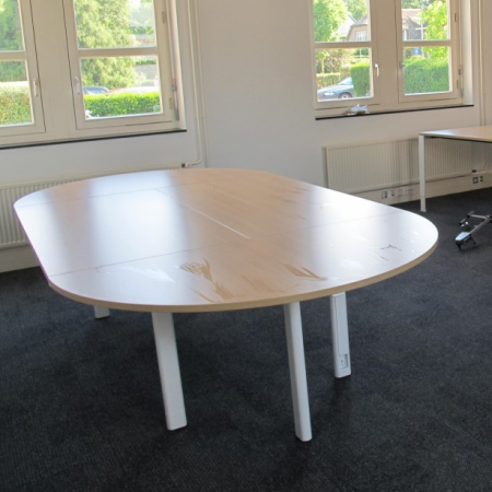 Ahrend Mehes vergadertafel ovaal met nieuw eiken napoli blad Ahrend Mehes vergadertafel ovaal met nieuw eiken napoli blad