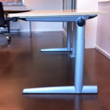 Ahrend 500 slingerbureau 180 x 80 cm Ahrend 500 slingerbureau 180 x 80 cm