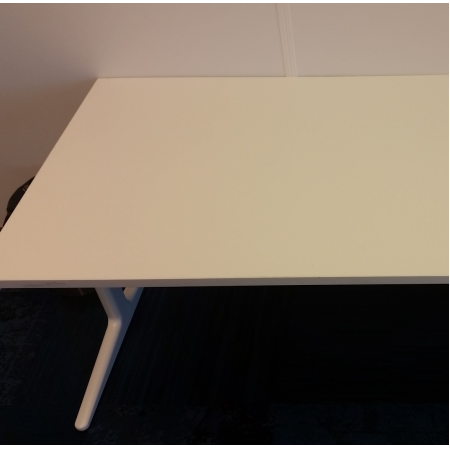 Ahrend Mehes bureau 160 x 80 cm met wit onderstel Ahrend Mehes bureau 160 x 80 cm met wit onderstel