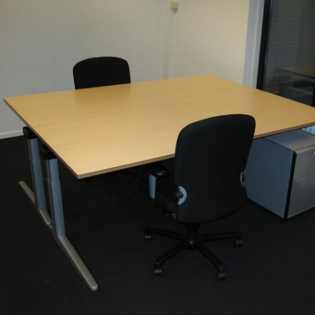 Ahrend Essa bureau met nieuw blad Ahrend Essa bureau met nieuw blad
