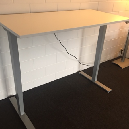 Kwadrant nieuw elektrisch zit-sta bureau Kwadrant nieuw elektrisch zit-sta bureau
