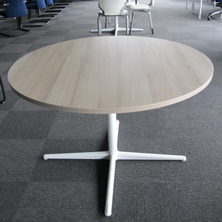 Ahrend Mehes vergadertafel Ø 110 cm Ahrend Mehes vergadertafel Ø 110 cm