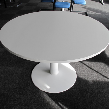 Ahrend ronde vergadertafel