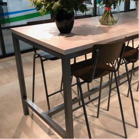 Kwadrant hoge tafel in betonlook