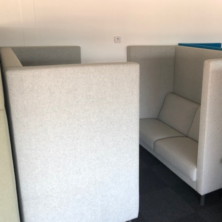 Treinbank met ombouw Treinbank met ombouw