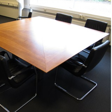 Kembo vergadertafel met Knoll vergaderstoelen Kembo vergadertafel met Knoll vergaderstoelen