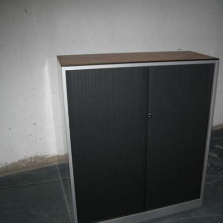 Ahrend roldeurkas/archiefkast 143 cm hoog met volkern blad Ahrend roldeurkas/archiefkast 143 cm hoog met volkern blad