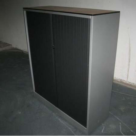 Ahrend roldeurkas/archiefkast 143 cm hoog met volkern blad Ahrend roldeurkas/archiefkast 143 cm hoog met volkern blad