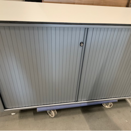 Ahrend roldeurkast met lage plint Ahrend roldeurkast met lage plint