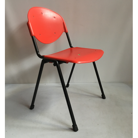 Markant wachtkamerstoel rood Markant wachtkamerstoel rood