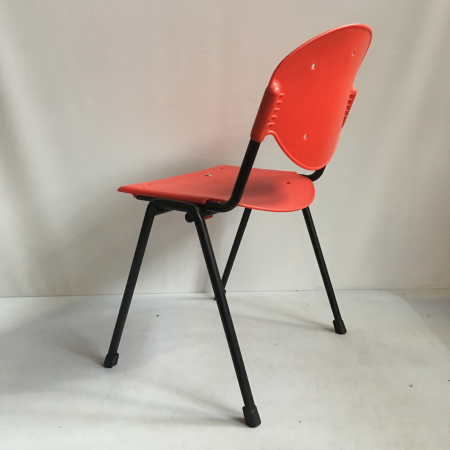 Markant wachtkamerstoel rood Markant wachtkamerstoel rood