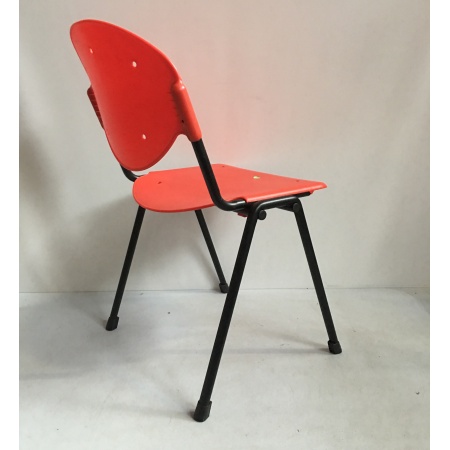 Markant wachtkamerstoel rood Markant wachtkamerstoel rood