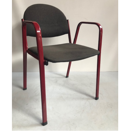 Stapelstoel met rood frame Stapelstoel met rood frame