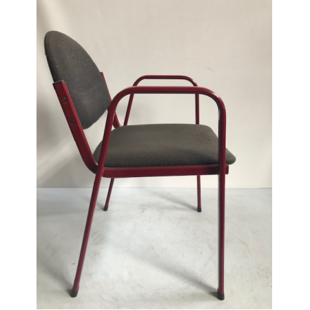 Stapelstoel met rood frame Stapelstoel met rood frame