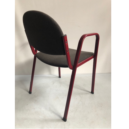 Stapelstoel met rood frame Stapelstoel met rood frame