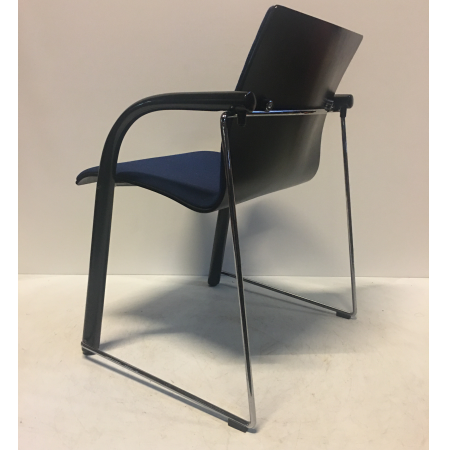 Thonet vergaderstoel donkerblauw Thonet vergaderstoel donkerblauw