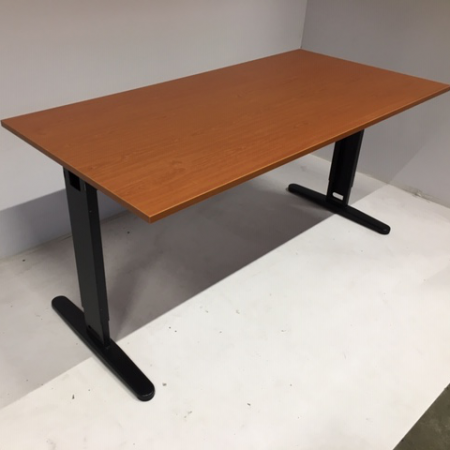 Markant bureau met nieuw blad Markant bureau met nieuw blad