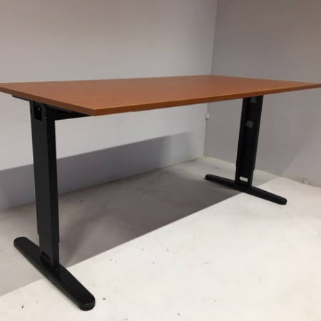 Markant bureau met nieuw blad Markant bureau met nieuw blad
