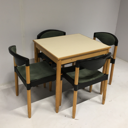 Casala set met 4 stoelen en 1 tafel Casala set met 4 stoelen en 1 tafel