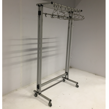 Kapstok zilver met kleerhangers Kapstok zilver met kleerhangers