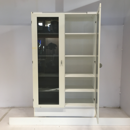 Vitrinekast wit met getint glas Vitrinekast wit met getint glas